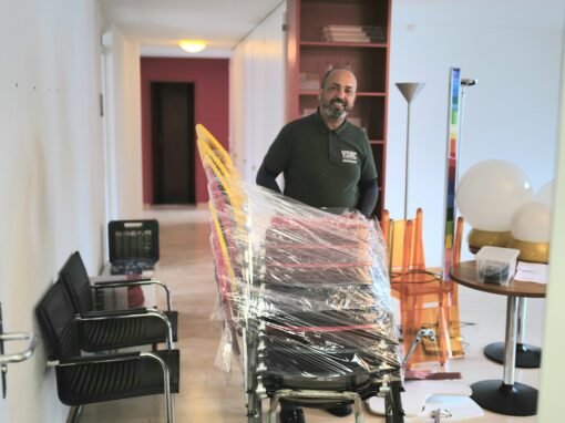 Mitarbeiter hinter verpackten Stühlen
