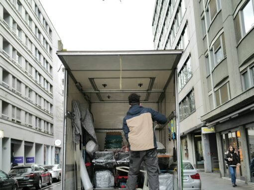 Mitarbeiter am geöffneten Laderaum eines Transporters