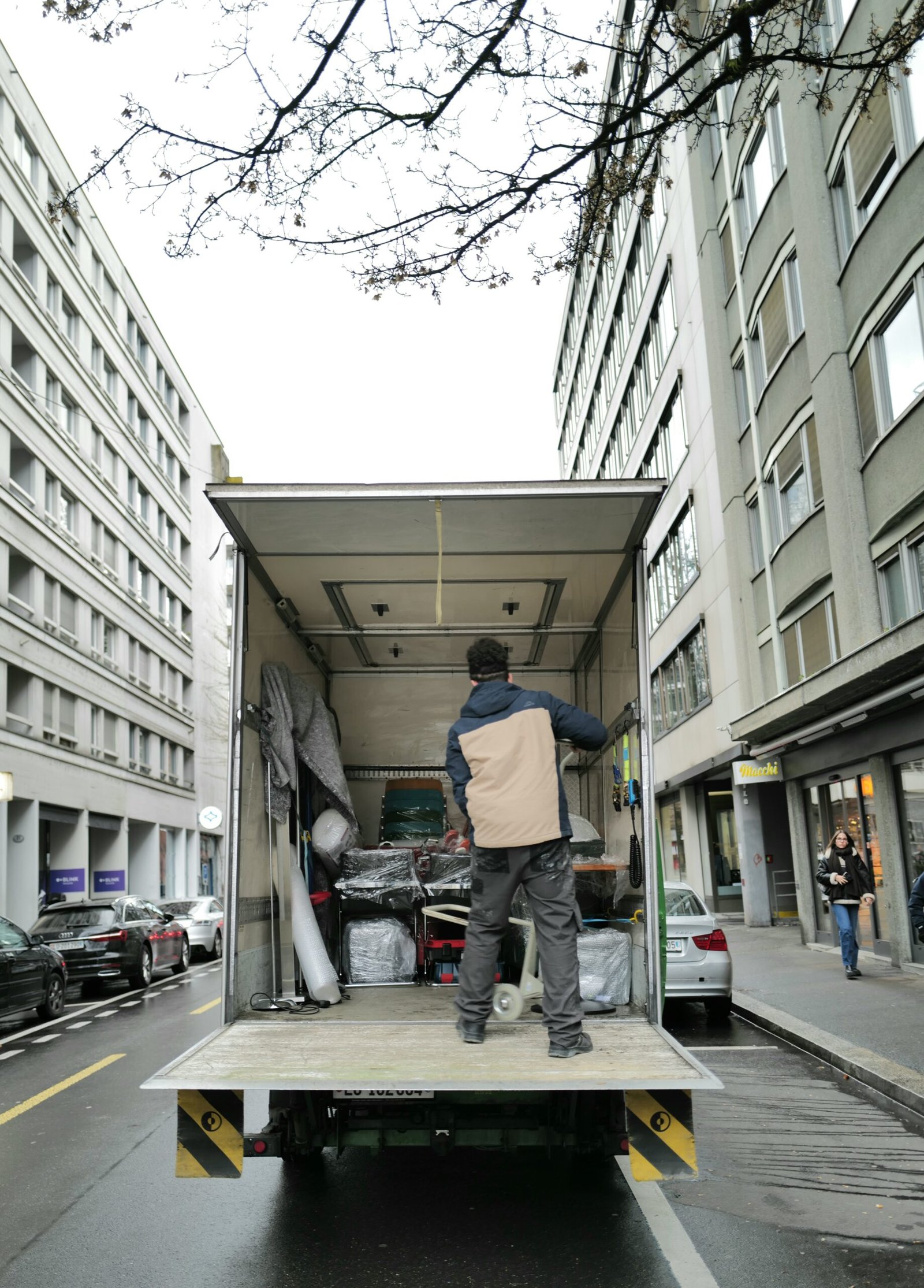 Mitarbeiter am geöffneten Laderaum eines Transporters Mitarbeiter am geöffneten Laderaum eines Transporters